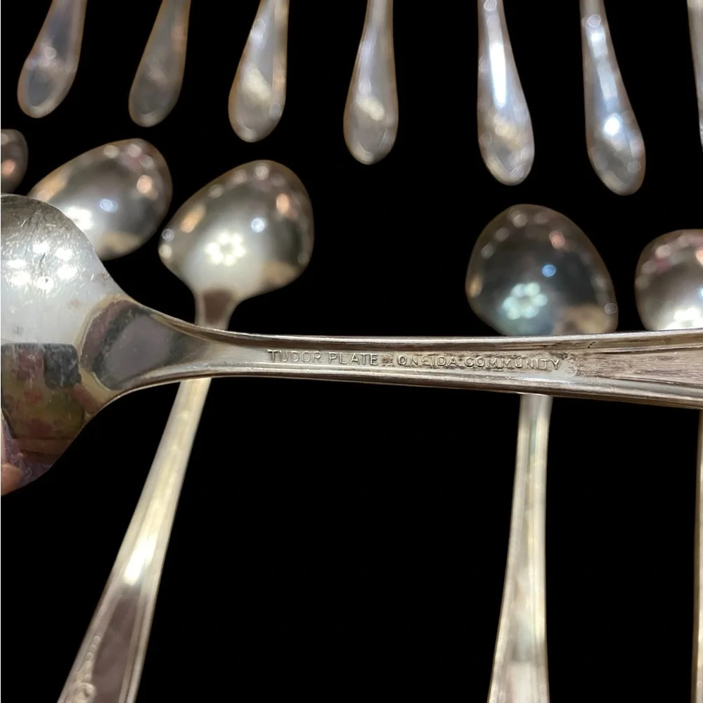 Vintage 1946 Oneida Tudor Plate Queen Bess Silverplate Teaspoons - Set of 14